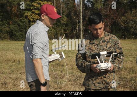 Ein Marine vertraut gemacht, die sich mit den Bedienelementen eines DJI Phantom 3 Drohne während einer Übung auf die Entwicklung und Stärkung der kleinen Einheit ausgerichtet - Entscheidungsfindung in Camp Lejeune, N.C., Nov. 16, 2016. Das Phantom 3 Drohne beinhaltet Flug - Planung und Photogrammetrie software welches Gelände Modelle für einen Bereich für die Zukunft der Ausbildung des Bataillons oder Field Operations macht. Die Marines, dass die neuen Anlagen getestet werden mit 2 Bataillon, 6 Marine Regiment, 2nd Marine Division. Stockfoto