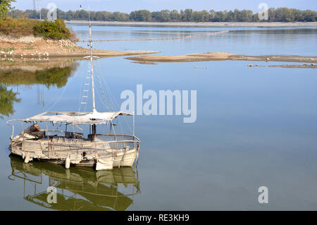 Ein altes Boot am Kerkini See - Griechenland Stockfoto