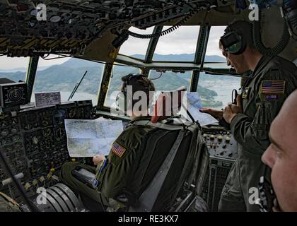 36Th Airlift Squadron C-130 H Navigatoren bestätigen eingetragen Flugbahn während scharfes Schwert 2017 Am 10. November 2016, über die shikoku Präfektur, Japan. Rund 11.000 US-Mitglieder in der Indo-Asia-Pazifik-Region sind geplant in scharfen Schwert 2017 zu beteiligen. Stockfoto