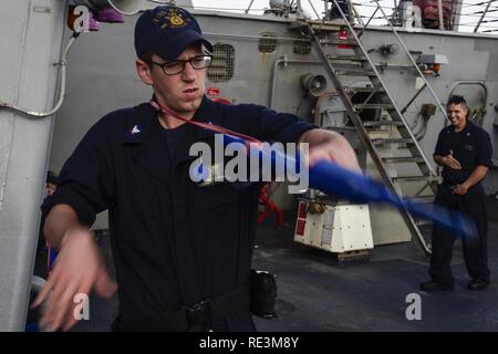 Mittelmeer (Nov. 15, 2016) Petty Officer 3rd Class Corey, Hanna, von Aurora, Ohio, Praktiken vom Gewehr, Pistole während der eingreiftruppe bravo Ausbildung an Bord der USS Ross (DDG71) November 15, 2016 Übergang. Ross, einer der Arleigh-Burke-Klasse geführte-missile Destroyer, Vorwärts - Rota, Spanien bereitgestellt werden, ist die Durchführung von naval Operations in den USA 6 Flotte Bereich der Maßnahmen zur Unterstützung der US-amerikanischen nationalen Sicherheitsinteressen in Europa und Afrika. Stockfoto