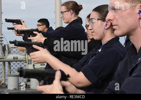 Mittelmeer (Nov. 14, 2016) Segler Line Up auf der Schusslinie während einer kleinen Arme schießen an Bord der USS Ross (DDG71). Ross, einer der Arleigh-Burke-Klasse geführte-missile Destroyer, Vorwärts - Rota, Spanien bereitgestellt werden, ist die Durchführung von naval Operations in den USA 6 Flotte Bereich der Maßnahmen zur Unterstützung der US-amerikanischen nationalen Sicherheitsinteressen in Europa und Afrika. Stockfoto