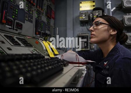 Mittelmeer (Nov. 15, 2016) Petty Officer 2nd class Cristina Serna aus El Paso, Texas, steht in der zentralen Leitwarte an Bord der USS Ross (DDG71) November 15, 2016. Ross, einer der Arleigh-Burke-Klasse geführte-missile Destroyer, Vorwärts - Rota, Spanien bereitgestellt werden, ist die Durchführung von naval Operations in den USA 6 Flotte Bereich der Maßnahmen zur Unterstützung der US-amerikanischen nationalen Sicherheitsinteressen in Europa und Afrika. Stockfoto