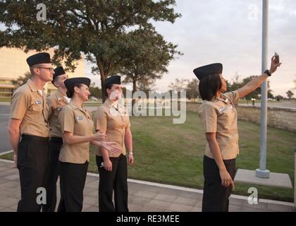 (COLLEGE STATION, Texas) 2016 Segler des Jahres für den Flugzeugträger USS George H.W. Bush (CVN 77) ein Foto zusammen während einer Tour von der Texas A&M University in College Station, Texas. Die Tour ist Teil einer 2-tägigen Namensvetter Reise nach Texas, wo Matrosen mit der lokalen Gemeinschaft über die Bedeutung der Marine tätig. Stockfoto