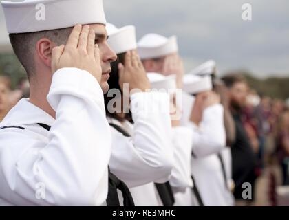 (COLLEGE STATION, Texas) Petty Officer 2nd class Andrew Tonski, Junior Segler des Jahres für den Flugzeugträger USS George H.W. Bush (CVN 77), begrüßt während einer Leistung der Nationalhymne zu einem Pass und Überprüfung der ROTC Kadetten an der Texas A&M University. Den pass und Überprüfung ist Teil eines zweitägigen Namensvetter Reise nach Texas, wo Matrosen mit der lokalen Gemeinschaft über die Bedeutung der Marine tätig. Stockfoto