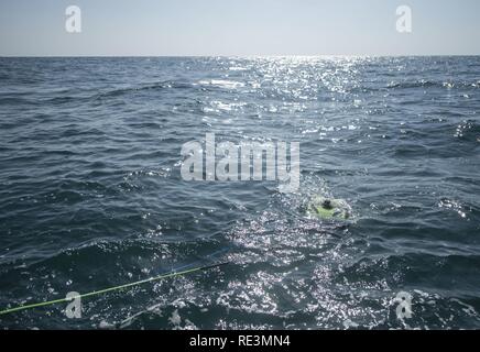 Matrosen zu Commander Task Group 56.1 (CTG 56,1), die Beseitigung von Explosivstoffen Mobile Einheit ein und die Royal Navy zugeordnet, schiffte sich an bord RFA Lyme Bay (L 3007), ein Unterwasser unbemannte Fahrzeug während UK/US Mine Gegenmaßnahmen Übung 17-1 bereitstellen. Die bilaterale Übung dient der Zusammenarbeit, gegenseitige MCM Fähigkeiten und die Interoperabilität zwischen dem US-amerikanischen und britischen Seestreitkräfte in den freien Fluss des Handels, die Freiheit der Schifffahrt und langfristige regionale Sicherheit verbessern. CTG -56,1 führt meine Gegenmaßnahmen, die Beseitigung von Explosivstoffen, bergung Tauchen, und Schutz durch Stockfoto