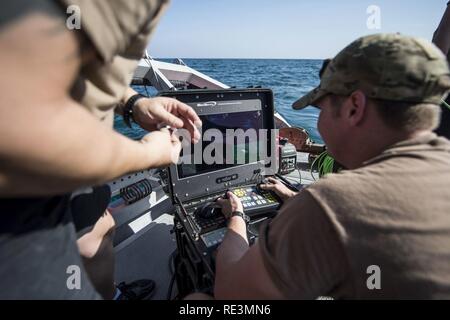 Petty Officer 2nd class Kenneth Ard, Commander, Task Group 56.1 (CTG 56,1), die Beseitigung von Explosivstoffen Mobile Einheit Onecontrols ein Unterwasser unbemannte Fahrzeug während UK/US Mine Gegenmaßnahmen Übung 17-1 zugewiesen. Die bilaterale Übung dient der Zusammenarbeit, gegenseitige MCM Fähigkeiten und die Interoperabilität zwischen dem US-amerikanischen und britischen Seestreitkräfte in den freien Fluss des Handels, die Freiheit der Schifffahrt und langfristige regionale Sicherheit verbessern. CTG -56,1 führt meine Gegenmaßnahmen, die Beseitigung von Explosivstoffen, bergung Tauchen, und Schutz der US-Flotte Bereich 5. Stockfoto