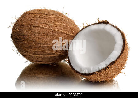 Frische Kokosnuss in der Hälfte gebrochen auf weißem Hintergrund Stockfoto