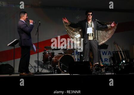 3.Infanterie Division Soldat und Elvis Imitator stellt auf der Bühne während der Woche Marne Marne Idol Gesangswettbewerb am Cottrell Feld Fort Stewart, Ga, 16. November 2016. Stockfoto