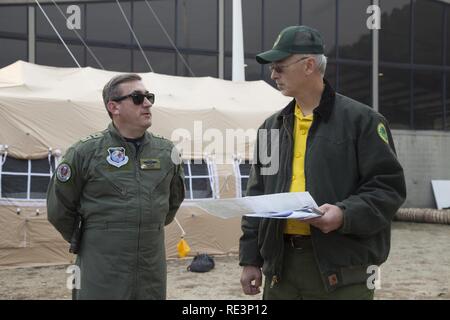 Die kolumbianische Luftwaffe Oberst Juan C. Rocha, 12 Air Force, Luftwaffen Süden Liaison Officer, Gespräche mit Michael Bozzo der South Carolina der Forstverwaltung Incident Management Team während einer Partnerschaft Programm Engagement für den Incident Command Center als South Carolina Army National Guard CH-47 Chinook und UH-60 Black Hawk Besatzungen arbeiten die South Carolina Forstwirtschaft Kommission zu unterstützen, ein Brand in der Nähe der Oberseite von Pinnacle Berg in Pickens County, South Carolina, November 15, 2016 zu enthalten. Die Flugzeuge sind mit einem Bambi Eimer, die mit Wasser gefüllt werden kann zu tra ausgestattet werden Stockfoto