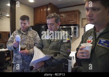 Die kolumbianische Luftwaffe Oberst Juan C. Rocha, 12 Air Force, Luftwaffen Süden Liaison Officer, U.S. Army Colonel Andrew Batten, South Carolina Army National Guard Deputy state Aviation Officer, und US Air Force Maj. Arthur "Chip" Barton, 12 Air Force, Treffen mit Mitgliedern der South Carolina der Forstverwaltung Incident Management Team während einer Partnerschaft Programm Engagement für den Incident Command Center als South Carolina Army National Guard CH-47 Chinook und UH-60 Black Hawk Besatzungen arbeiten die South Carolina Forstwirtschaft Kommission zu unterstützen, ein Brand in der Nähe der Oberseite von Pinnacle Berg zu enthalten Stockfoto