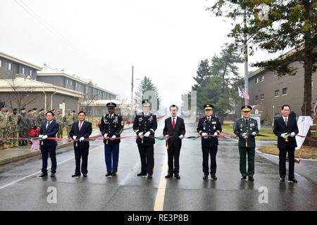 (Mitte links) Generalmajor Theodore "Ted" D. Martin, 2 Infanterie Division/ROK-U.S. Kombinierte division Commander und (Mitte rechts) Byung Yong Ahn, Bürgermeister der Stadt Uijeonbu schnitt die commemorative Band auf Lager Red Cloud, Südkorea 14. Nov. Sie durch die 2-ID/RUCD und Uijeongbu Führungskräfte beigetreten sind. Stockfoto