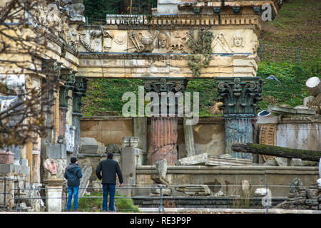 Römische Ruine falsch sind die römischen Ruinen von Ferdinand von Hohenberg 1778 erstellt, in den Gärten von Schloss Schönbrunn Gärten, Wien, Österreich. Stockfoto