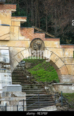 Römische Ruine falsch sind die römischen Ruinen von Ferdinand von Hohenberg 1778 erstellt, in den Gärten von Schloss Schönbrunn Gärten, Wien, Österreich. Stockfoto