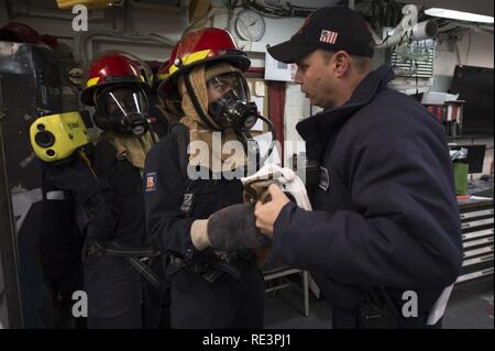 Mittelmeer - (Nov. 15, 2016) - Petty Officer 1st Class Aaron Bean, rechts, bietet Schulungen zu Seemann Kwok Wong während einer Schadensbegrenzung Übung im allgemeinen Workshops an Bord der USS Carney (DDG64) Während auf Patrouille im Mittelmeer November 15, 2016. Carney, einem der Arleigh-Burke-Klasse geführte-missile Destroyer, Vorwärts - Rota, Spanien bereitgestellt werden, ist die Durchführung einer Routinepatrouille in den USA 6 Flotte Bereich der Maßnahmen zur Unterstützung der US-amerikanischen nationalen Sicherheitsinteressen in Europa. Stockfoto