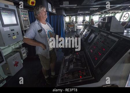 ARABIAN GULF (Nov. 16, 2016) William Bostwick steht Watch als Steuermann auf der Brücke der schnelle Combat support ship USNS Arktis (T-AOE8). Arktis bereitgestellt wird Unterstützung der Koalition Seestreitkräfte Schiffe in den USA 5 Flotte Bereich der Operationen. Stockfoto