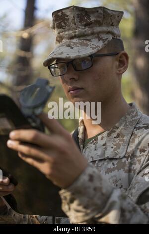 Rct. Ryan D. Hockenberry, eine 19-jährige gebürtige von Cambridge, Ohio, ist derzeit in der Ausbildung bei der Marine Corps Recruit Depot Parris Island, S.C., in der Hoffnung auf den Titel United States Marine. Henry ist Training mit Platoon 3098, India Company, 3 Recruit Training Bataillon, und ist Absolvent Dez. 9, 2016 geplant. "Ich kam, weil ich wollte mich besser," sagte Hockenberry, der von John Glenn High School im Jahr 2016 absolvierte. "Die Marine Corps wird mich Struktur, Zweck geben und helfen Sie mir physisch stärker geworden." Rund 19.000 Rekruten auf Parris Island jährlich kommen für die Cha Stockfoto
