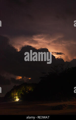 Eine Erfassung von einem Blitz Flash hinter Wolken als der Sturm rollt über Koh Jum Insel, Thailand. Stockfoto