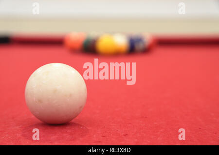 Billard Billardtisch mit cue Ball im Fokus, im Rack Kugeln sehr aus foucs, geringe Tiefenschärfe Stockfoto