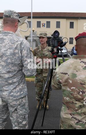 Us-Armee die meisten älteren Soldaten Führer, Sgt. Maj. der Armee Daniel Dailey, gibt ein Interview mit Staff Sgt. Joshua Tverberg, US-Armee Afrika Befehl Informationen Chief und Broadcast Journalist, November 17, 2016, vor dem USARAF Hauptquartier von Caserma Ederle in Vicenza, Italien. Zeit für das Interview waren Vertreter von der 173Rd Airborne Brigade, American Forces Network und die Sterne und Streifen Zeitung. Stockfoto