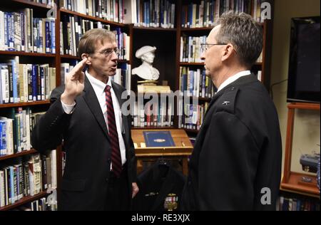 WASHINGTON (Nov. 18, 2016) Das Hon Sean Stackley, Assistant Secretary der Marine (Forschung, Entwicklung und Beschaffung) verwaltet den Amtseid auf hinteren Adm. David J.Hahn während der Werbeaktion Zeremonie zu Konteradmiral obere Hälfte und vor einer Änderung der Befehl Zeremonie, wo er hinten Adm entlastet. Mat Winter als Chef des Naval Research (CNR). Hahn, eine dekorierte u-Boot Kommandant und Naval Erwerb Officer, wird das Amt des Naval Research (ONR) und die Rund 2 Mrd. $ Abteilung der Marine Budget für naval Wissenschaft und Technik Programme überwachen. Stockfoto