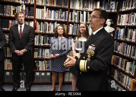 WASHINGTON (Nov. 18, 2016) der hinteren Adm. David J.Hahn bietet einige Bemerkungen nach seiner Beförderung zum Konteradmiral obere Hälfte versammelten Gäste, darunter der Hon Sean Stackley, Links, Assistant Secretary der Marine (Forschung, Entwicklung und Beschaffung), seine Frau Nancy und Tochter Lauren. Hahn, eine dekorierte u-Boot Kommandant und Naval Erwerb Officer, erleichtert, hintere Adm. Mat Winter als Chef des Naval Research und wird das Amt des Naval Research (ONR) und die Rund 2 Mrd. $ Abteilung der Marine Budget für naval Wissenschaft und Technik Programme überwachen. Hahn ist durch seine f angeschlossen Stockfoto