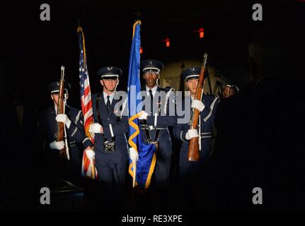 Die hurlburt Field Ehrengarde präsentiert die Farben bei einer Bestellung des Schwertes Zeremonie am Hurlburt Field, Fla., Nov. 18, 2016. Die Zeremonie geehrt Generalleutnant Brad Heithold, ehemaliger Kommandant der Air Force Special Operations Command, für seine maßgeblichen Beiträge zu den eingetragenen Kraft innerhalb der Air Force Special Operations Command. Stockfoto