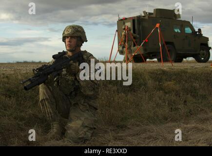 Senior Airman Brandon Thompson, 791 . Rakete Sicherheitskräfte Squadron defender, bietet Sicherheit während einer Rückeroberung und Recovery Übung an der Rakete Komplex, N.D., Nov. 16, 2016. Während des simulierten Szenario, Thompson und anderen Verteidigern gesichert ein Bereich, während andere das Asset, die von feindlichen Kräften übernommen wurde wiederhergestellt. Stockfoto