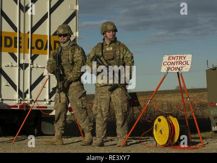 (Von links) Senior Airman Dustin Silc und Staff Sgt. Tyler Chronister, 791 . Rakete Sicherheitskräfte Squadron Konvoi Response Force Mitglieder, geben Sicherheit bei einer Einlasskontrolle während einer Rückeroberung und Recovery Übung an der Rakete Komplex, N.D., Nov. 16, 2016. Ein Cordon wurde im Rahmen einer simulierten feindlichen Übernahme Übung eingestellt. Stockfoto