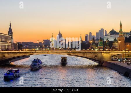 Moskau, Russland - 23. SEPTEMBER 2017: Abendlicher Blick von Moskau Kreml vom Park Zaryadye, Russland Stockfoto