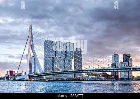 Rotterdam, Niederlande, 4. Dezember 2018: Blick über den Fluss Nieuwe Maas in Richtung Erasmusbrücke und den modernen Uferpromenade am Wilhelminapier Stockfoto