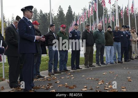 Oberst Matthew Fritz, 92nd Air Refuelling Flügel stellvertretender Kommandeur, spricht während einer Veterans Day November 11, 2016, am Fort George Wright Friedhof, Spokane. Team Fairchild Flieger, die zusammen mit lokalen Community Mitglieder, aktuelle und vergangene Veteranen geehrt für ihren Service und die Hingabe an die Vereinigten Staaten. Stockfoto