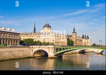 Ehemalige Conciergerie Gefängnis und der Pont au Change Brücke, die Ufer der Seine, Ile de la Cite, Paris, Frankreich, Europa Stockfoto