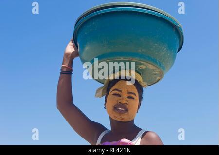 Junge Malagasywoman tragen ein Becken auf den Kopf, Morondava, Madagaskar, Afrika Stockfoto