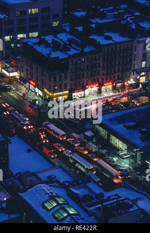 Verkehr an einer belebten Kreuzung in Manhattan eine Winternacht in 1994, NYC, USA Stockfoto