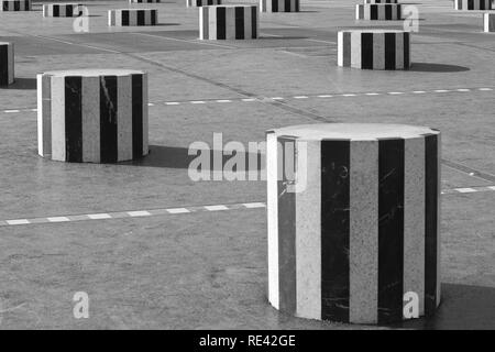 Colonnes de Buren, auch bekannt als Les Deux Plateaux, im Innenhof des Palais Royal, Paris, Frankreich, Europa Stockfoto