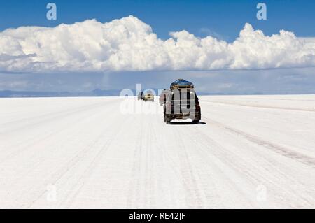 Allradantrieb Autos auf dem Salar de Uyuni, Potosi, Bolivien, Südamerika Stockfoto