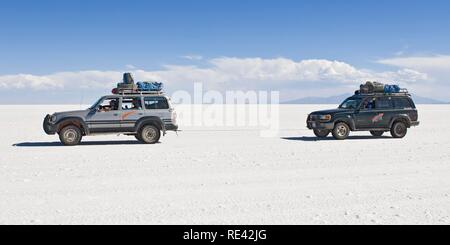 Allradantrieb Autos auf dem Salar de Uyuni, Potosi, Bolivien, Südamerika Stockfoto