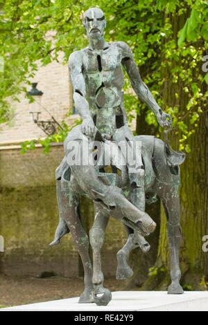 Einer der vier Reiter der Apokalypse, Bronze Skulptur von Rik Poot, das historische Zentrum von Brügge, Unesco Weltkulturerbe Stockfoto