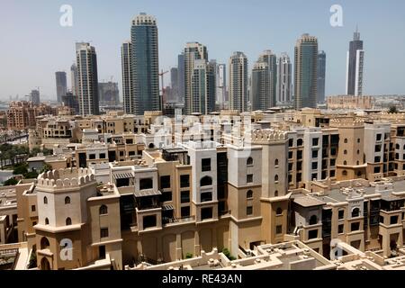 Apartments in der Altstadt von Dubai und Wolkenkratzer in der Innenstadt von Dubai, Vereinigte Arabische Emirate, Naher Osten Stockfoto