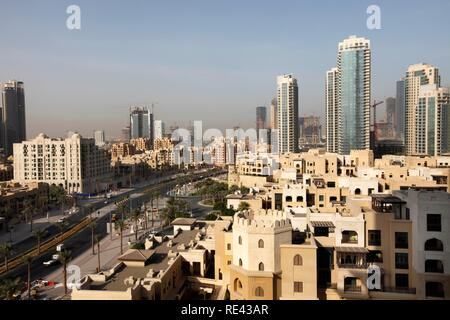 Apartments in der Altstadt von Dubai und Wolkenkratzer in der Innenstadt von Dubai, Vereinigte Arabische Emirate, Naher Osten Stockfoto