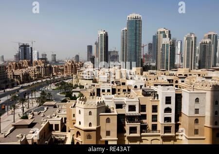 Apartments in der Altstadt von Dubai und Wolkenkratzer in der Innenstadt von Dubai, Vereinigte Arabische Emirate, Naher Osten Stockfoto