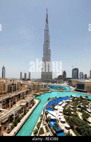 Burj Dubai, dem höchsten Gebäude der Welt, der Poolbereich eines Luxushotels, die Adresse, Teil der Innenstadt von Dubai Stockfoto