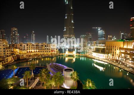 Burj Dubai, dem höchsten Gebäude der Welt, der Poolbereich eines Luxushotels, die Adresse, Teil der Innenstadt von Dubai Stockfoto