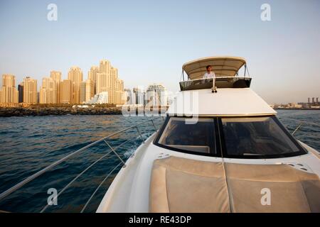 Fahrt auf einer Yacht vor der Skyline von Dubai Marina, Yacht Club, Distrikt im Süden von Dubai, Vereinigte Arabische Emirate Stockfoto