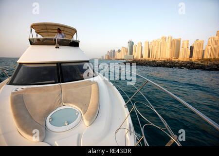 Fahrt auf einer Yacht vor der Skyline von Dubai Marina, Yacht Club, Distrikt im Süden von Dubai, Vereinigte Arabische Emirate Stockfoto