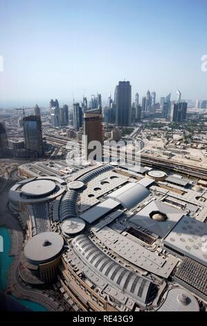 Blick auf die Dubai Mall vor der Skyline der Gebäude an der Sheikh Zayed Road, Downtown Dubai, Vereinigte Arabische Emirate Stockfoto