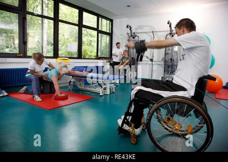 Patienten während der Muskulatur Training im Fitnessraum, Gymnastik, Physiotherapie, Physikalische Therapie in einer neurologischen Stockfoto