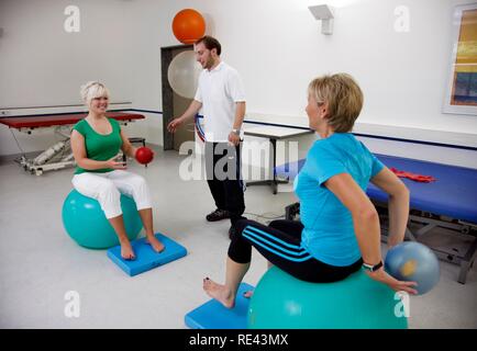 Physiotherapeutische Übungen mit gymnastikbällen, Physikalische Therapie in der neurologischen Rehabilitation Center, Bonn Stockfoto