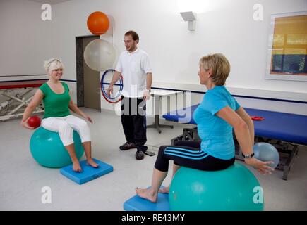 Physiotherapeutische Übungen mit gymnastikbällen, Physikalische Therapie in der neurologischen Rehabilitation Center, Bonn Stockfoto