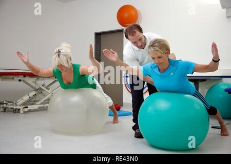 Physiotherapeutische Übungen mit gymnastikbällen, Physikalische Therapie in der neurologischen Rehabilitation Center, Bonn Stockfoto